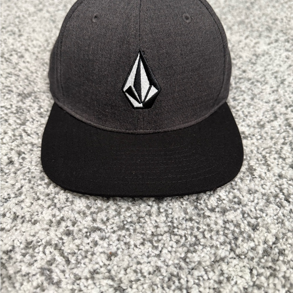 Volcom Youth OS NWT Charcoal and Black Hat